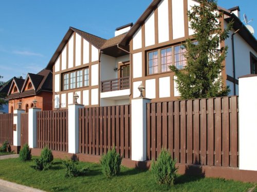 Какой забор выбрать для загородного дома