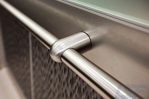 Какие элементы делают кабину лифта удобной и аккуратной?